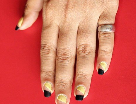 Black & Yellow nailart-What's trending